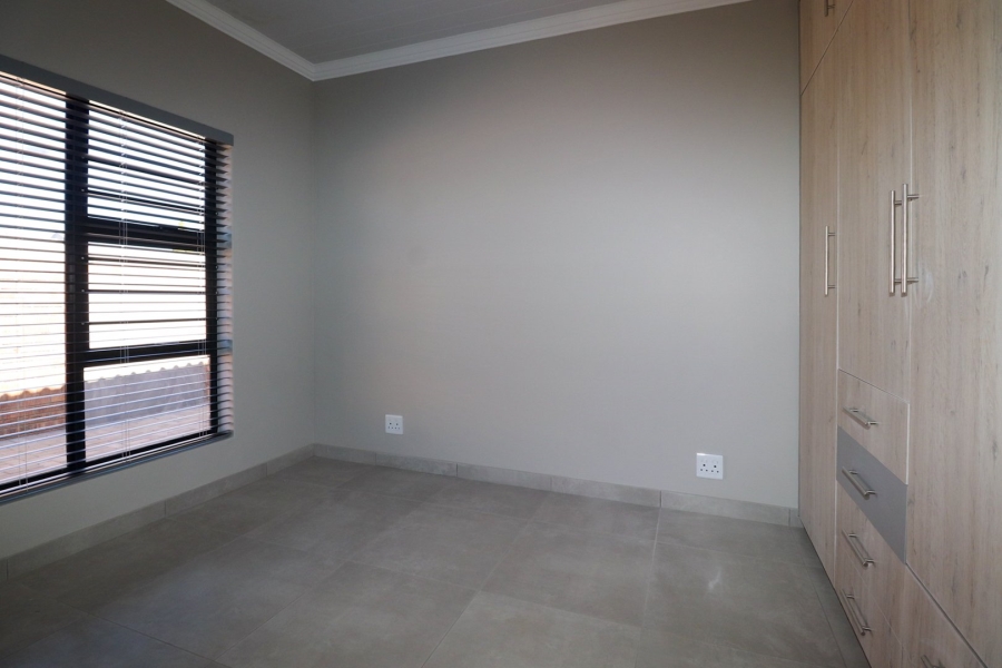 To Let 3 Bedroom Property for Rent in Flamwood North West